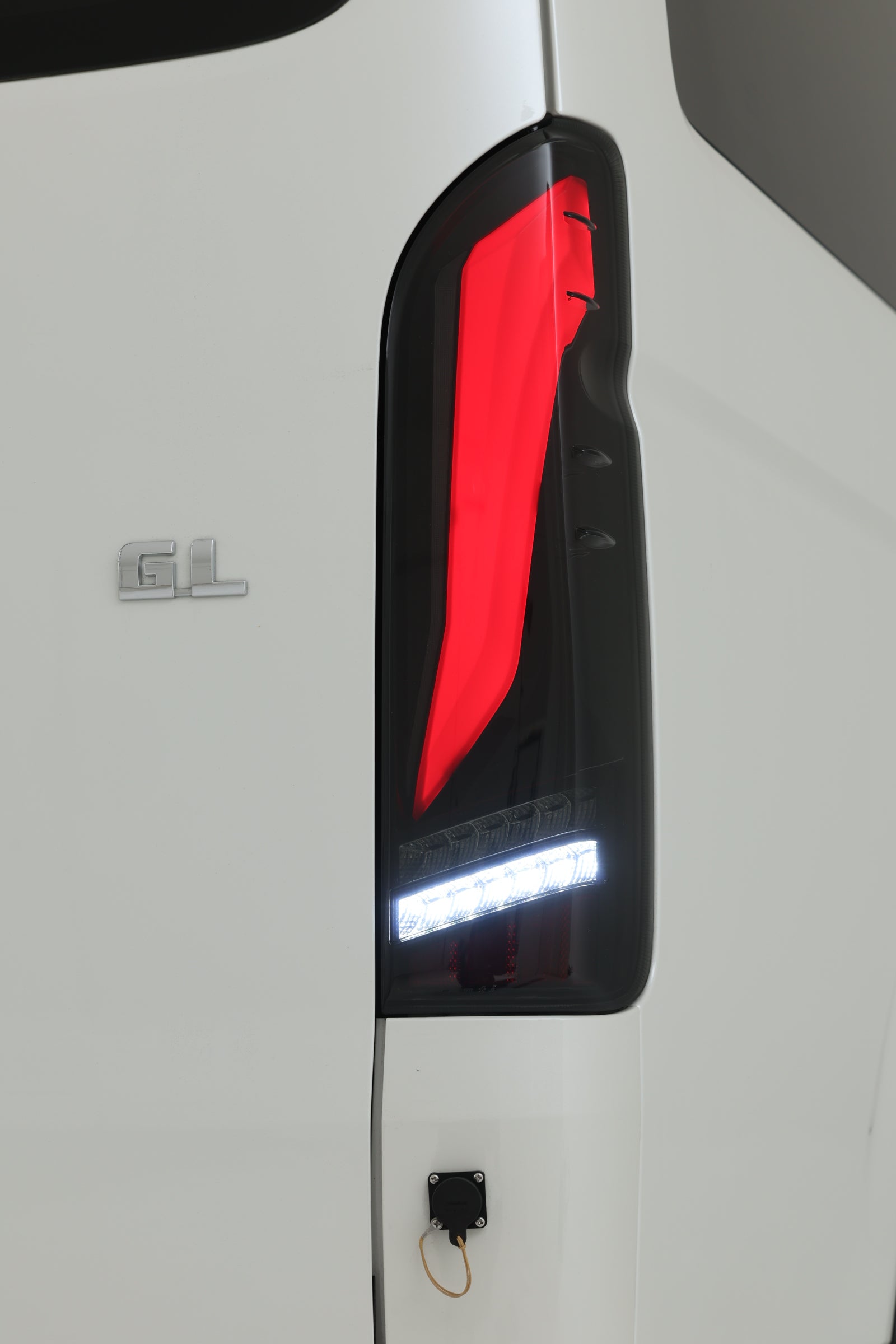 ハイエース】オメガ LEDテールランプ