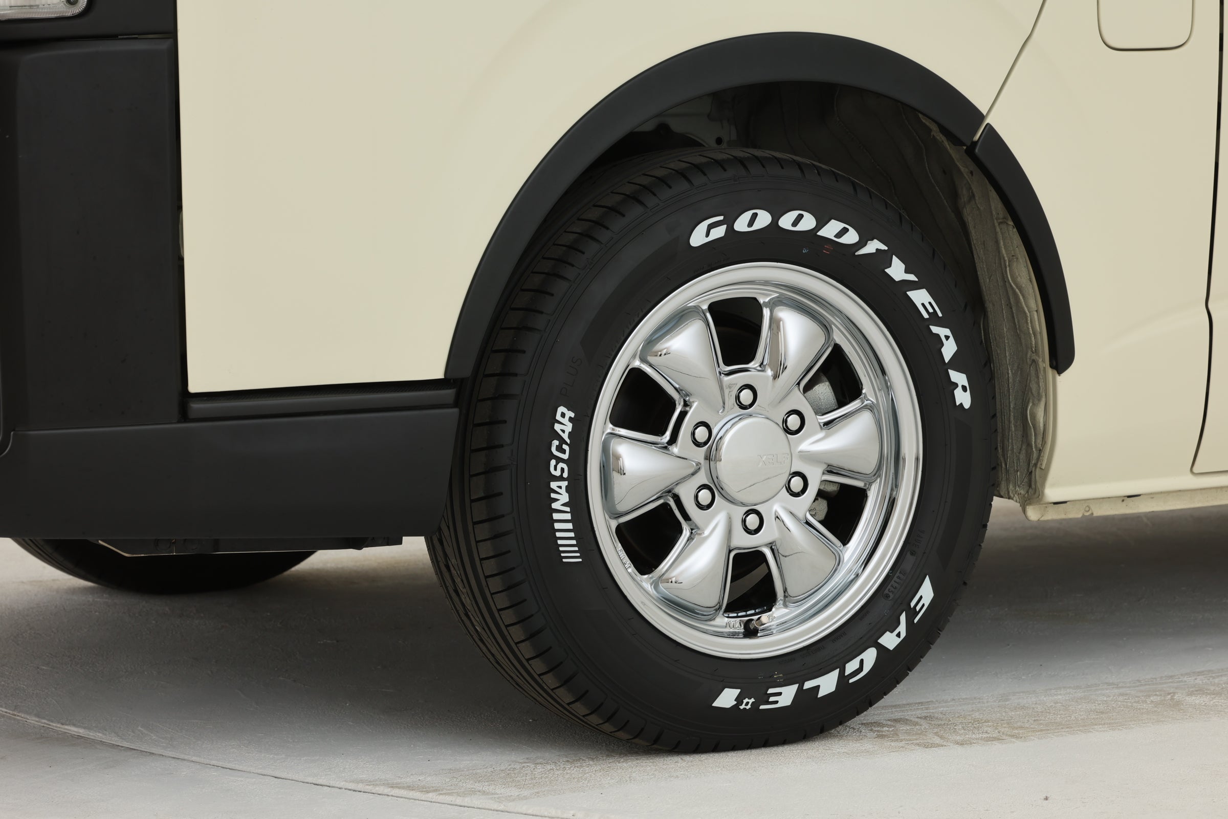 ハイエース】XELF 04-16インホイール ＋ NASCAR PLUS 215/65R16 109
