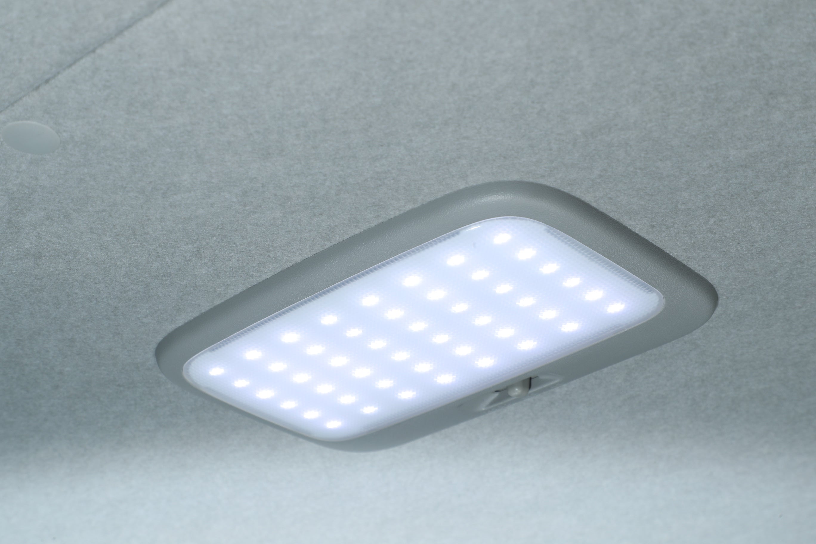 ハイエース】ULTIMATE LED ROOM LAMP WHITE ワイドボディにも取付可